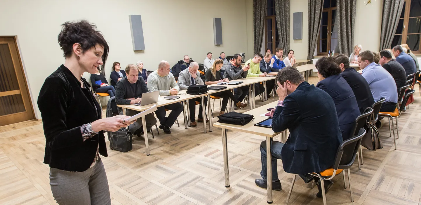 Kauaaegne Jõhvi sotsiaalteenistuse juht vabastati kolm nädalat tagasi valla juhtkonna survel ametist, sel nädalal sai ta vabaks kriminaaluurimisest, kuna midagi ebaseaduslikku tema tegevuses ei leitud.