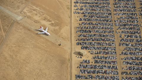 Pildid: California kõrbes on üle 300 000 «surnud» lennuki ja auto