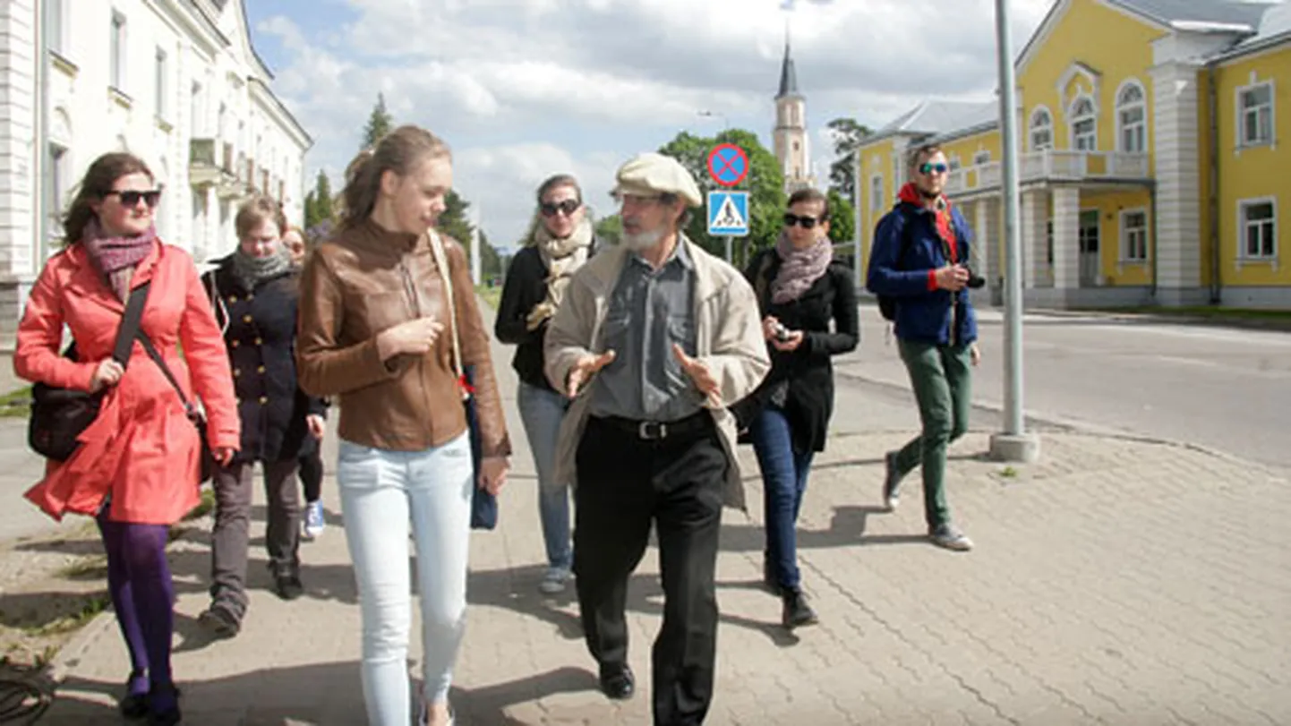 Sillamäe arhitektuuri asjatundja ja muuseumihoidja Aleksandr Popolitov pealinna tudengitele kohalikku passiooni seletamas.
