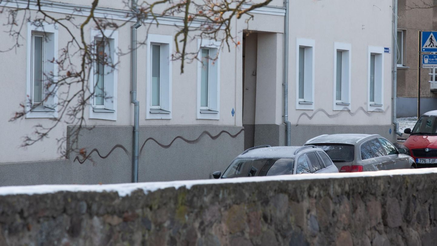 Tartu. Eesti.29NOV18- Paar ööd tagasi Karlova linnaosas möllanud vandaal on jõudnud oma vägitükkidega ka Vanemuise majade seintele.