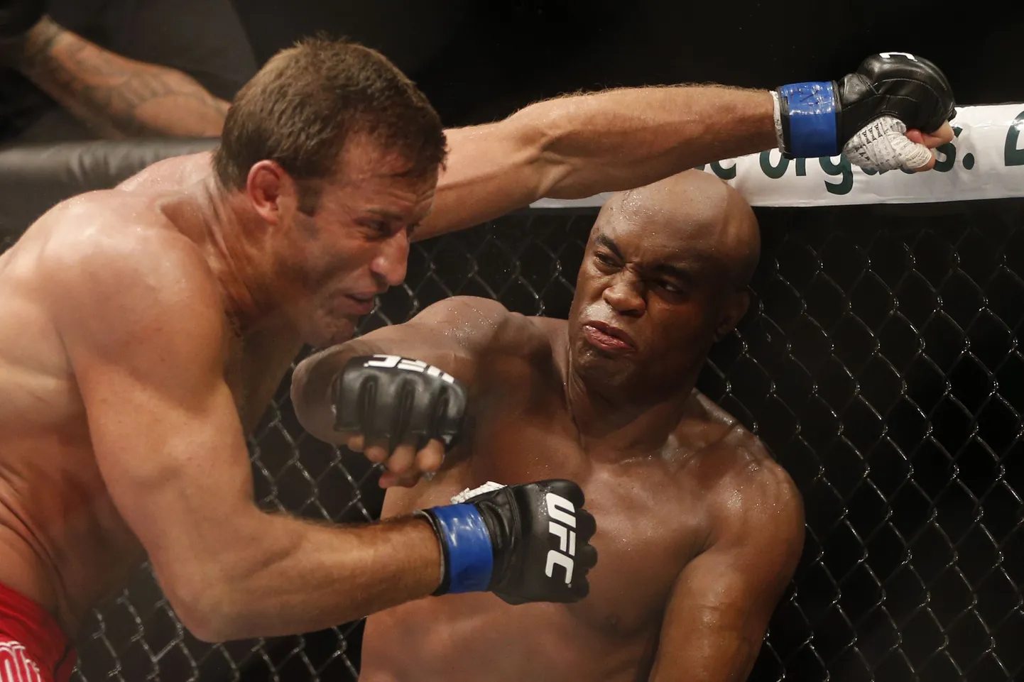 Anderson Silva (paremal) alistas Stephan Bonnari.