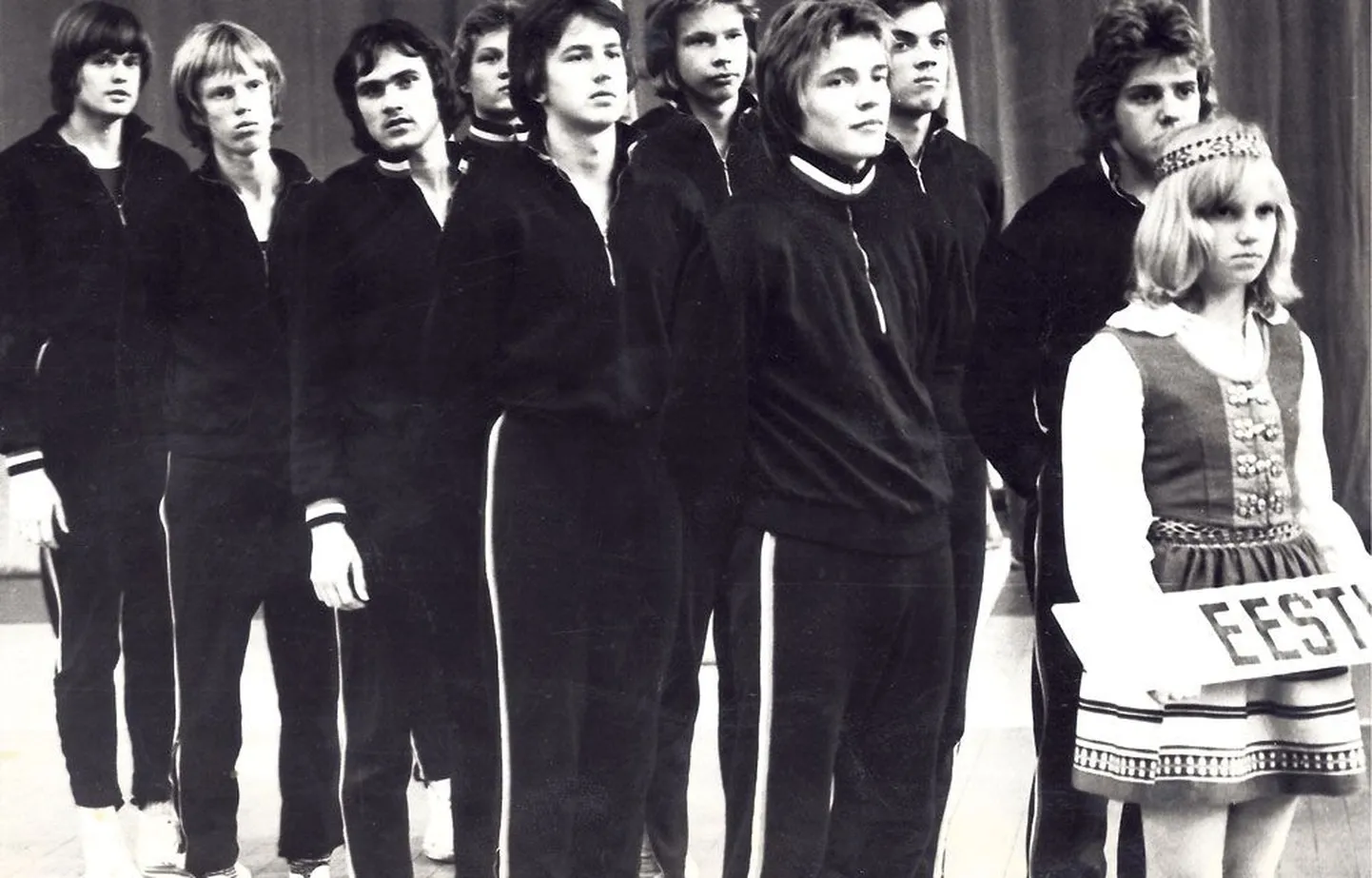 1959. aastal sündinud Tartu korvpallikooli kasvandikud, kellest Jüri Neissaar (Eesti silti hoidva neiu selja taga) ja Tõnu Lust (esi-meses rivis teine korvpallur) töötasid hiljem koolis ka treenerina.