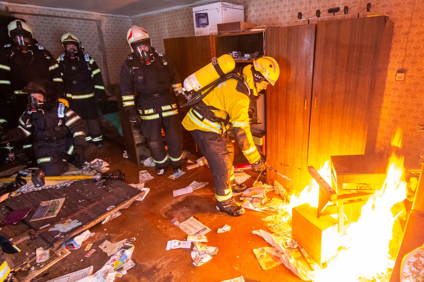 Таким образом сначала подожгли дом изнутри, а спасатели наблюдали за поведением огня и дыма в горящем помещении.