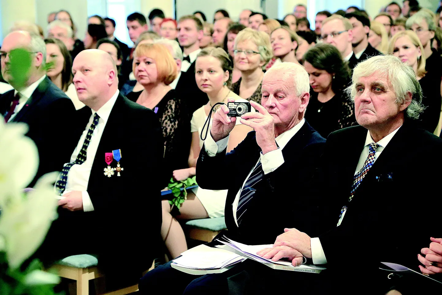 Andres Sööt (82) jäädvustas kaameraga mõne kauni hetke ka eile Tartu ülikooli aulas.