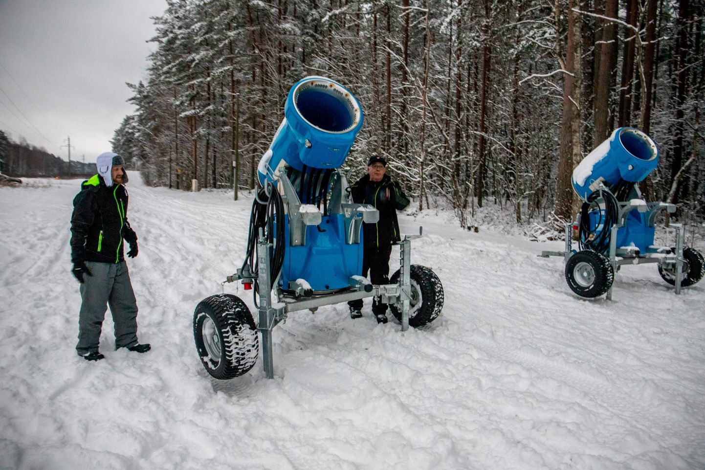 Kunstlume tootmine lumekahuritega Raeküla terviserajal paar päeva enne jaanuari keskpaika. 