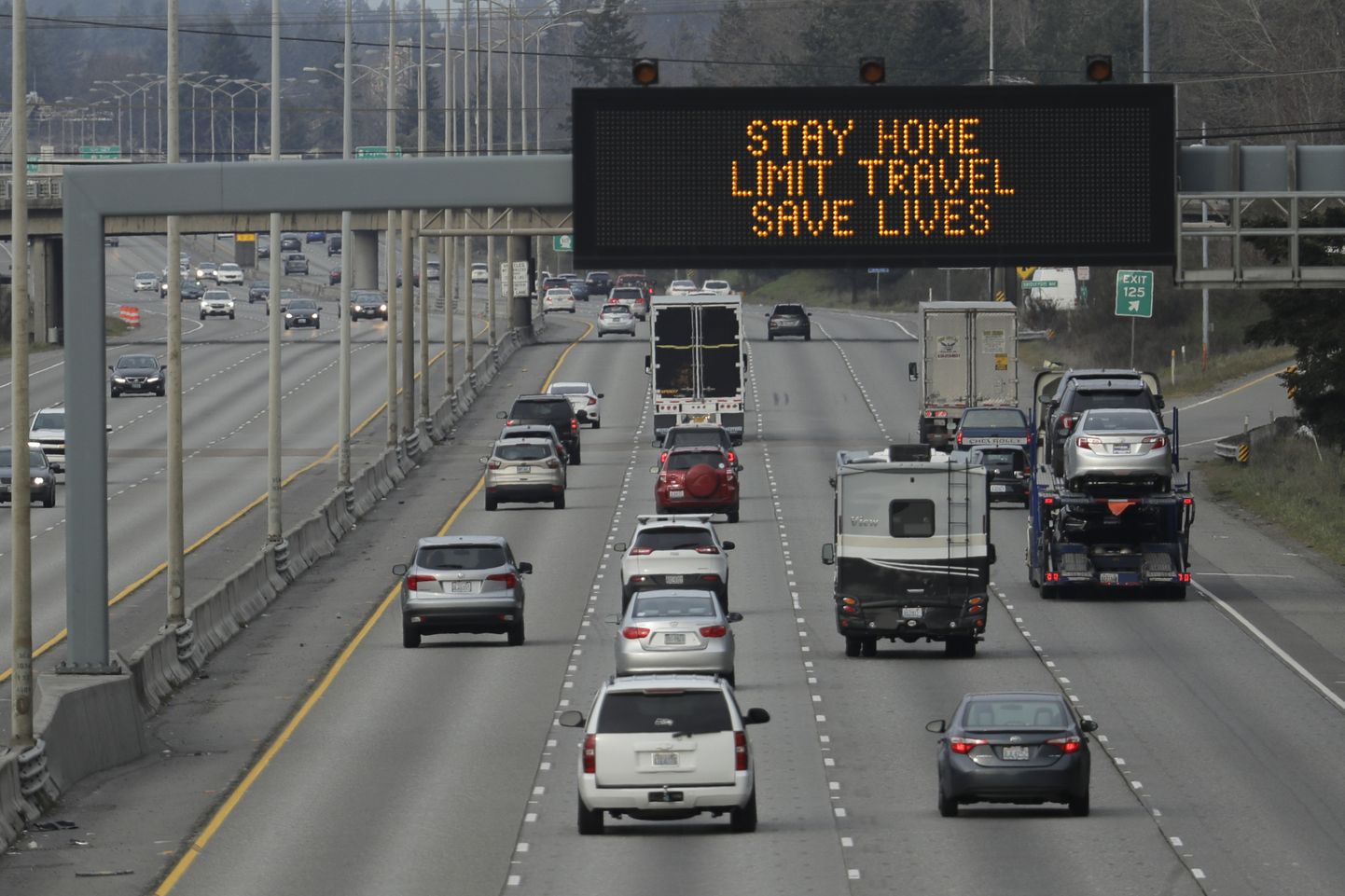 Экран над шоссе рекомендует американцам оставаться дома.