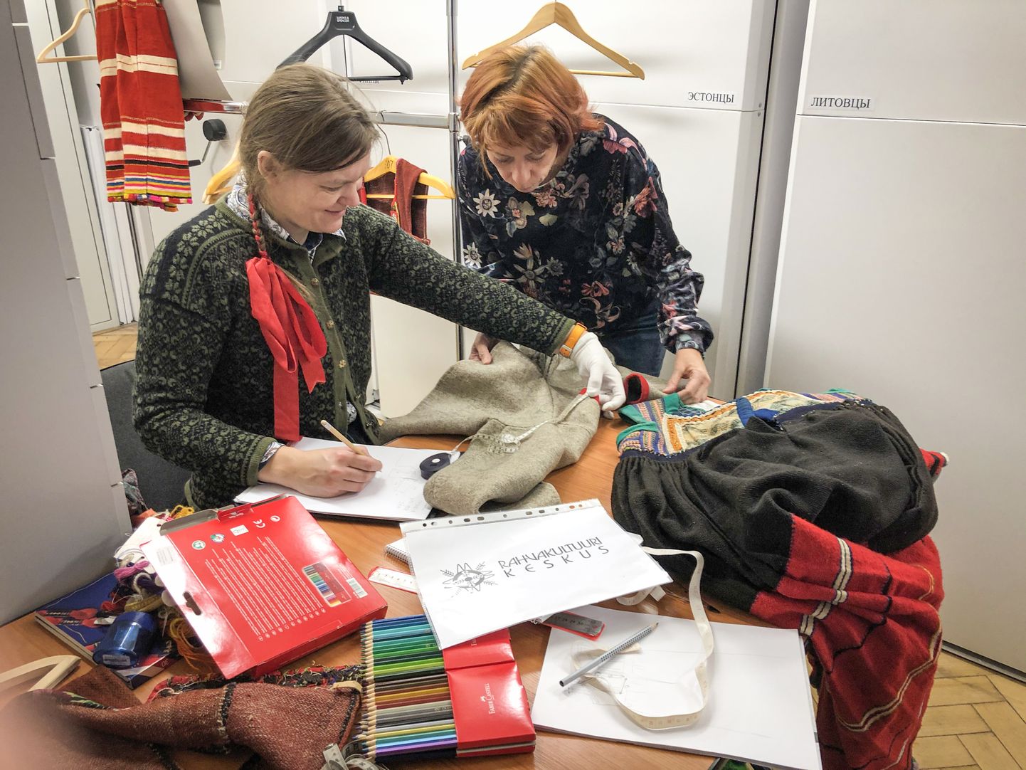 KÕIK KIRJA: Mari Lepik (vasakul) ja Mareli Rannap uurisid ja kirjeldasid muuseumis sadu rõivaesemeid.