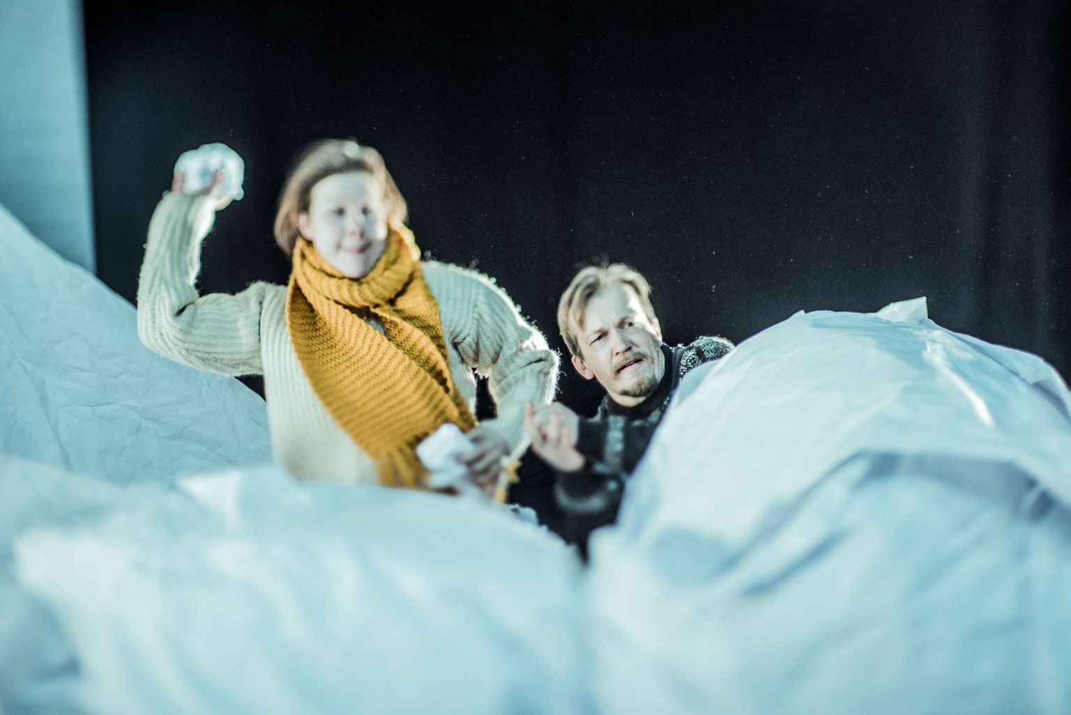 Tartu Uus Teater võtab "Lumeilmas" meenutada lapselikku maailmatunnetust. Pildil näitlejad Katrin Pärn ja Siim Angerpikk