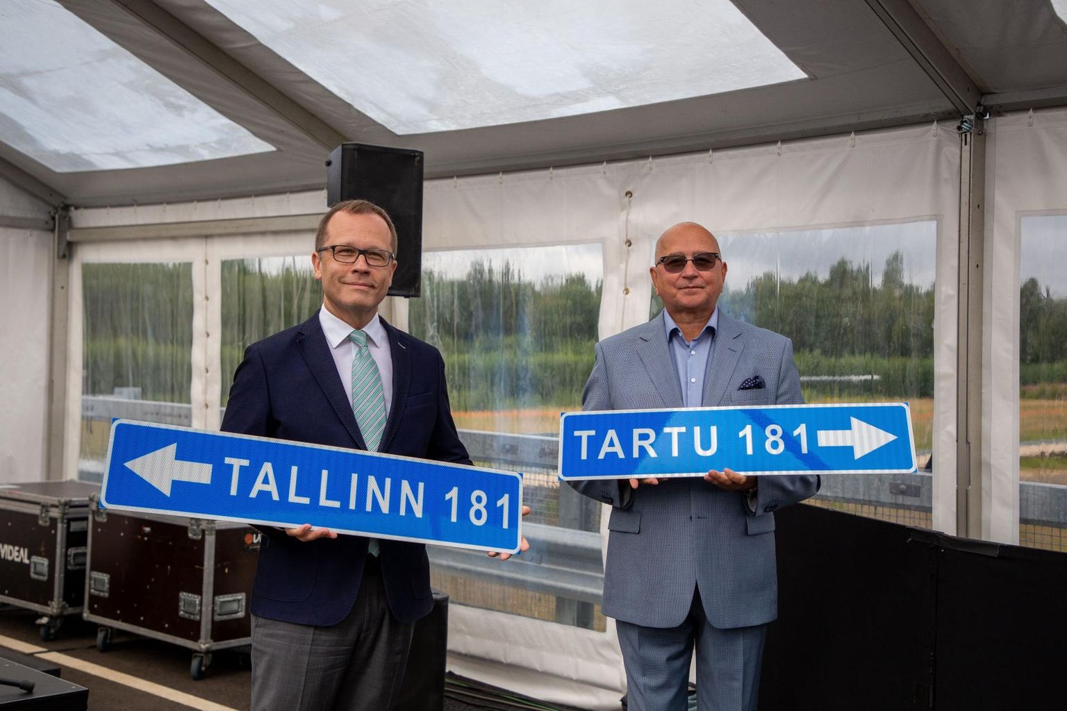 Tartu linnapea Urmas Klaas ja Tallinna abilinnapea Kalle Klandorf uue teelõigu avamisel. 