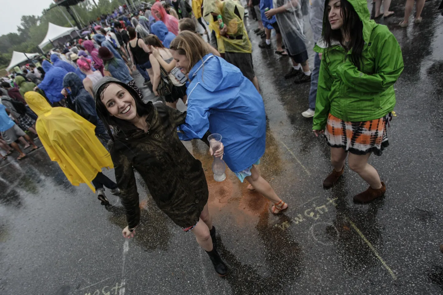 Neiud tantsivad Shaky Knees muusikafestivalil. Pilt on illustreeriv.