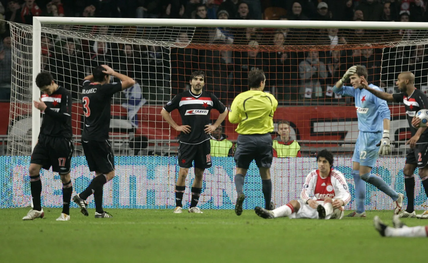 Sten Kalda (kollases) määrab Ajaxi kasuks penalti.
