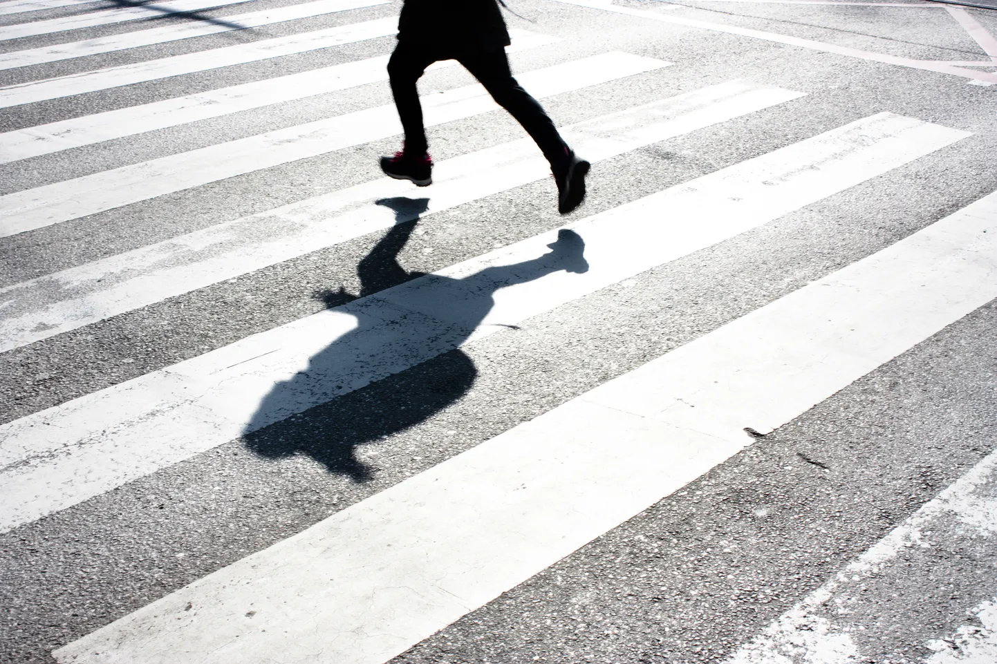 Человек на пешеходном переходе. Иллюстративное фото