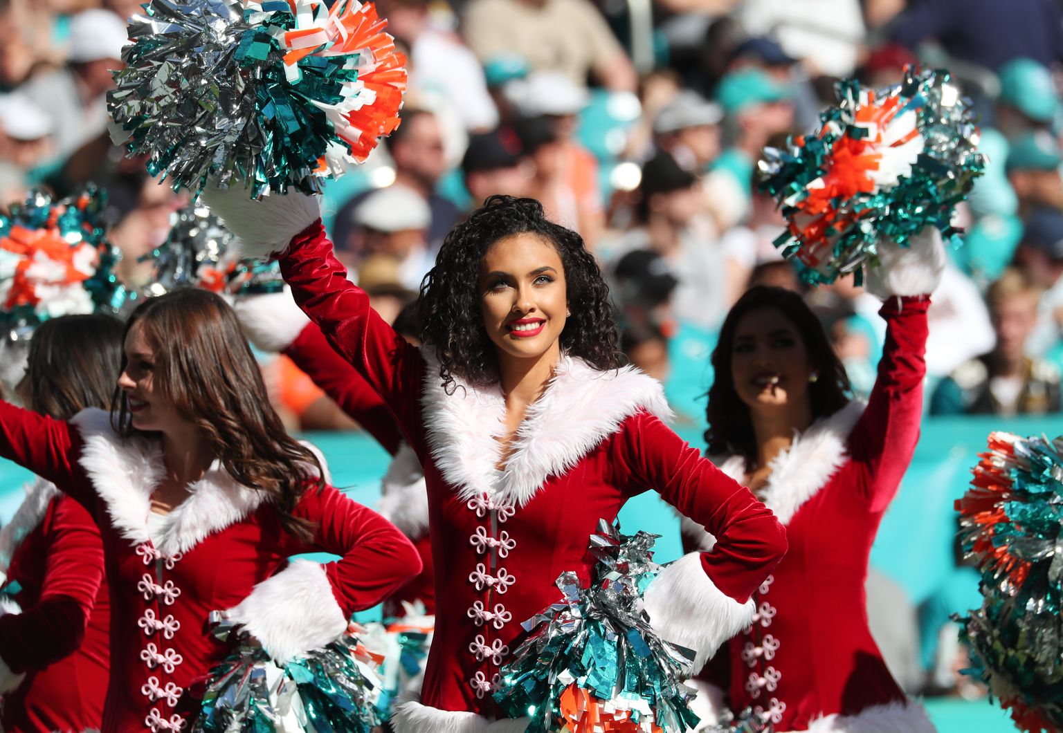 Ameerika jalgpalli liiga NFL klubi Miami Dolphins tantsutüdrukud jõulude aegu esinemas.