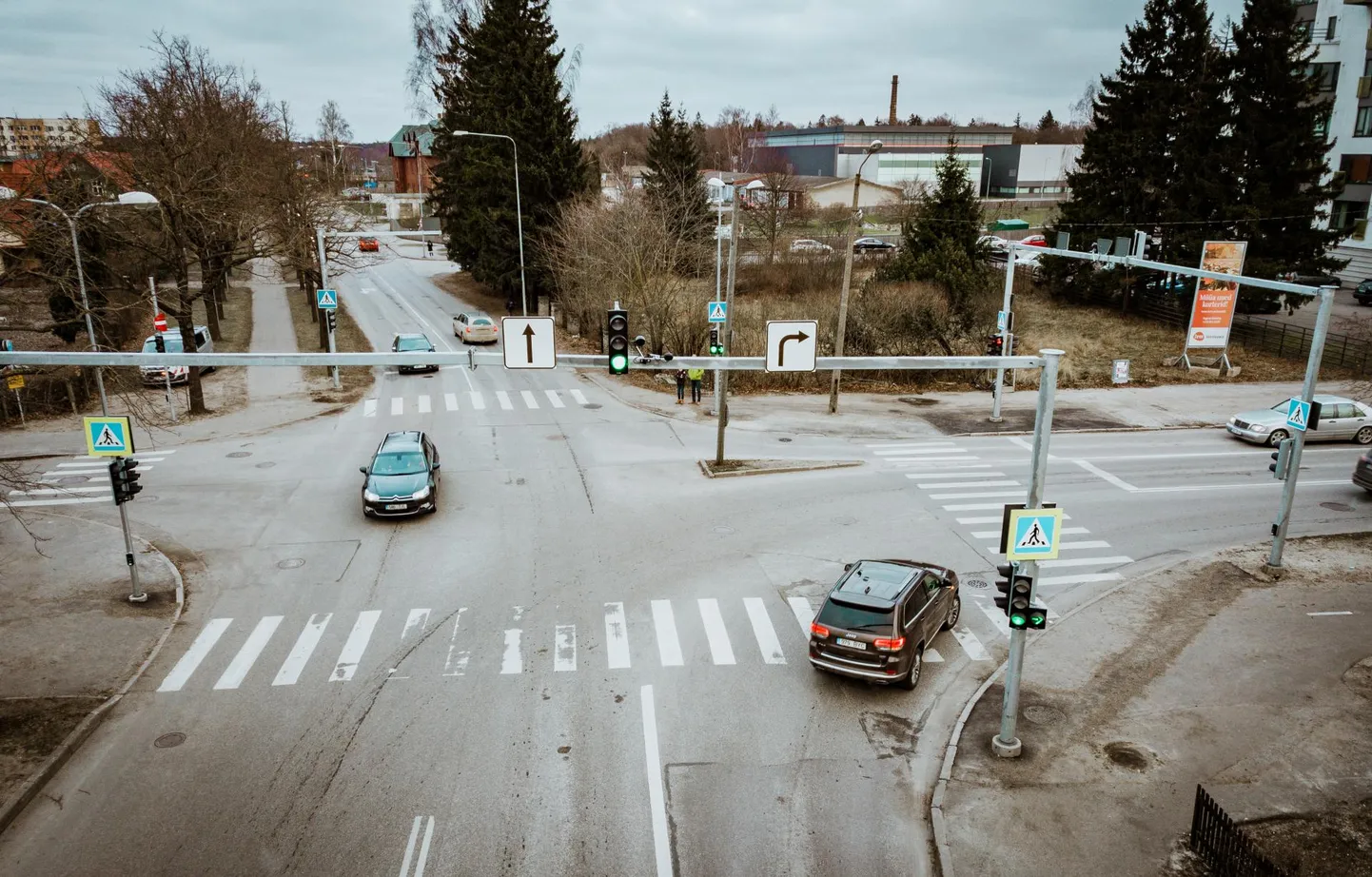 Mai-Tammsaare ristmikul ranna suunast Mai tänavale keerates tuleb nüüdsest järgida noolfoori.