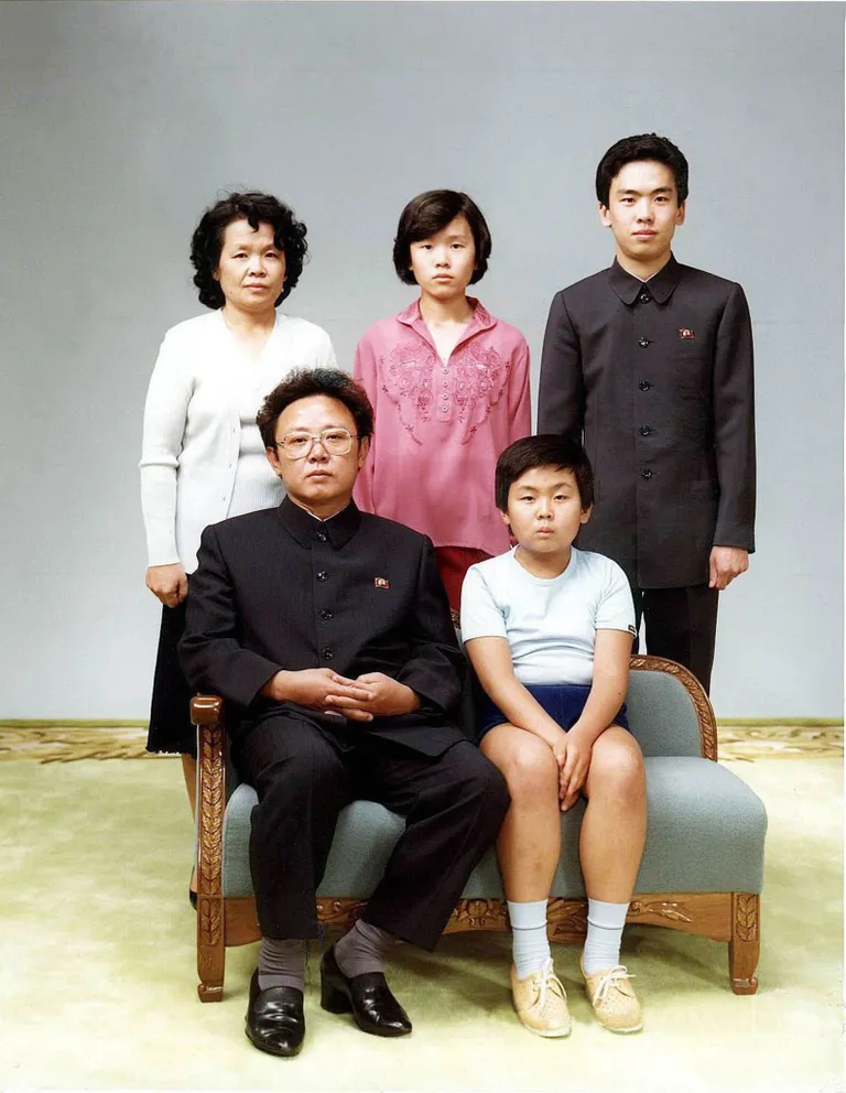 Perekonnafoto aastast 1981. Esireas istuvad 2011. aastal surnud Põhja-Korea eelmine liider Kim Jong-il (vasakul) koos poja Jong-nam'iga (paremal). FOTO: AFP/Scanpix