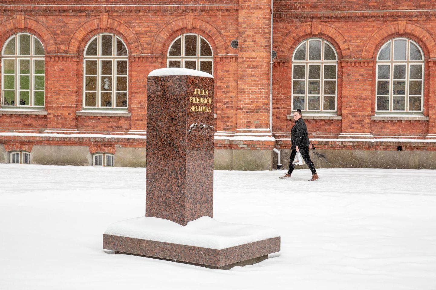 Sindi gümnaasiumi esisel platsil on paigas Julius Friedrich Seljamaa monumendi alus, avamine toimub 2. veebruaril.