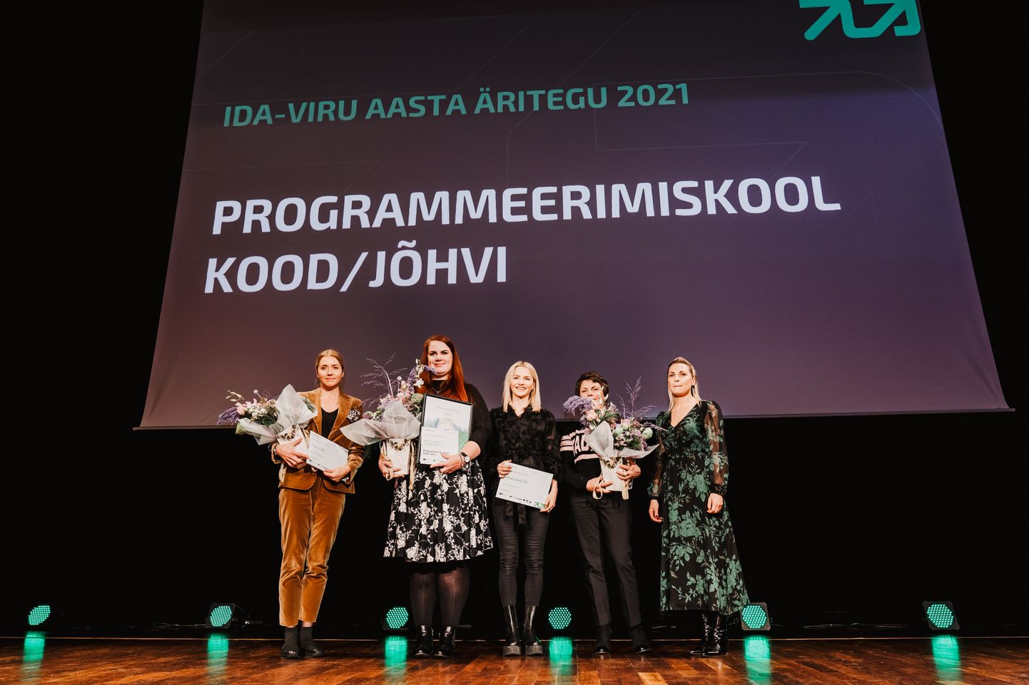 2021. aastal pälvisid Ida-Viru aasta äriteo eest tunnustust naiste juhitavad ettevõtted. Pildil on äriteo nominendi AS Svarmil tegevjuht Merle Roste, aasta äriteo auhinna pälvinud kooli kood/Jõhvi juht Karin Künnapas, aasta äriteo nominendi OÜ Tallinn Dolls juhid Mari Martin ja Imbi Luiker ning auhinnad üle andnud Jõhvi vallavanem Maris Toomel.