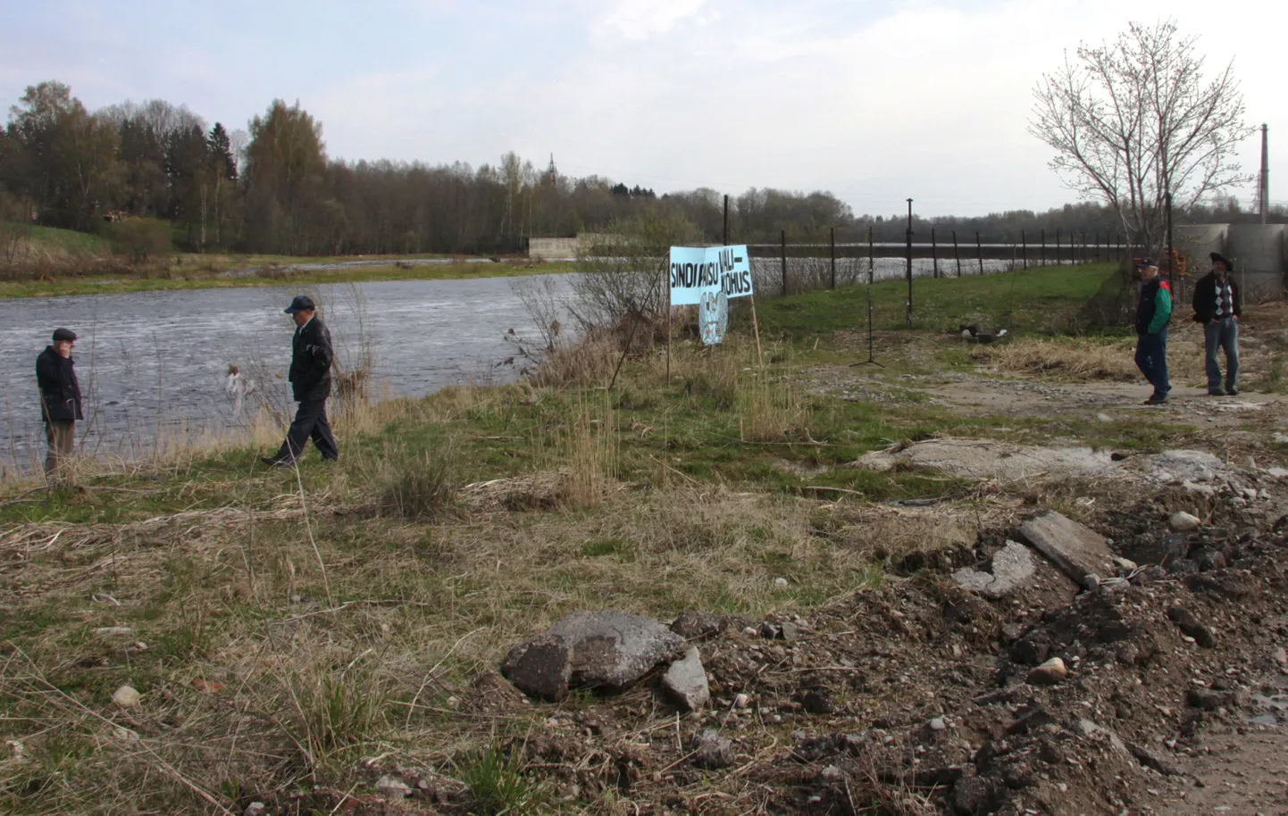 Survegrupi „Sindi pais“ välikohtu istungile Sindi paisu juures kogunes umbes poolsada inimest.