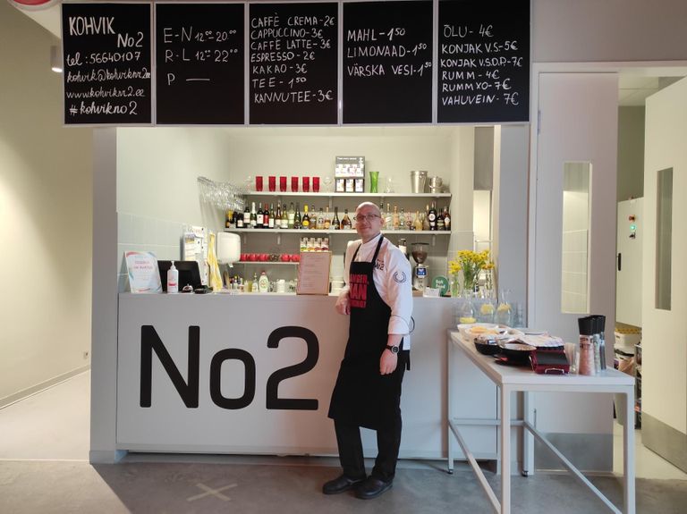 Vaba Lava teatrikeskuses kohvikus No2 tutvustab Ahto Hinn eesti kööki. Nimi No2 viitab üleliidulisele militaartehasele Baltijets.
