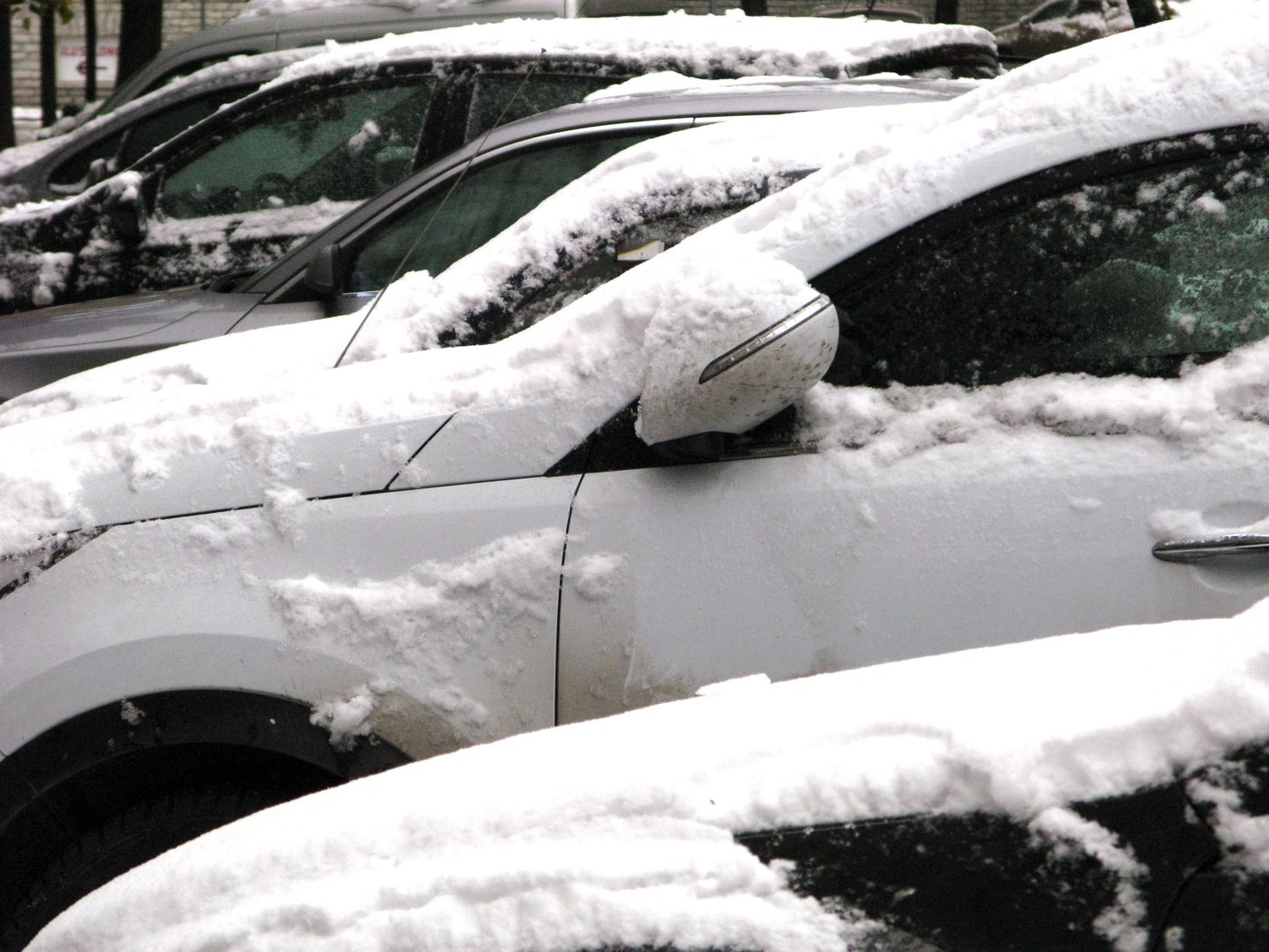 Казахстан накрыла снежная буря. Спасатели выкапывают из-под снега сотни автомобилей.