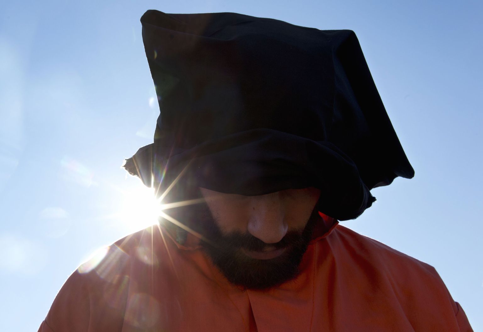 Sümboolsesse Guantanamo vangirüüsse riietunud meeleavaldaja.