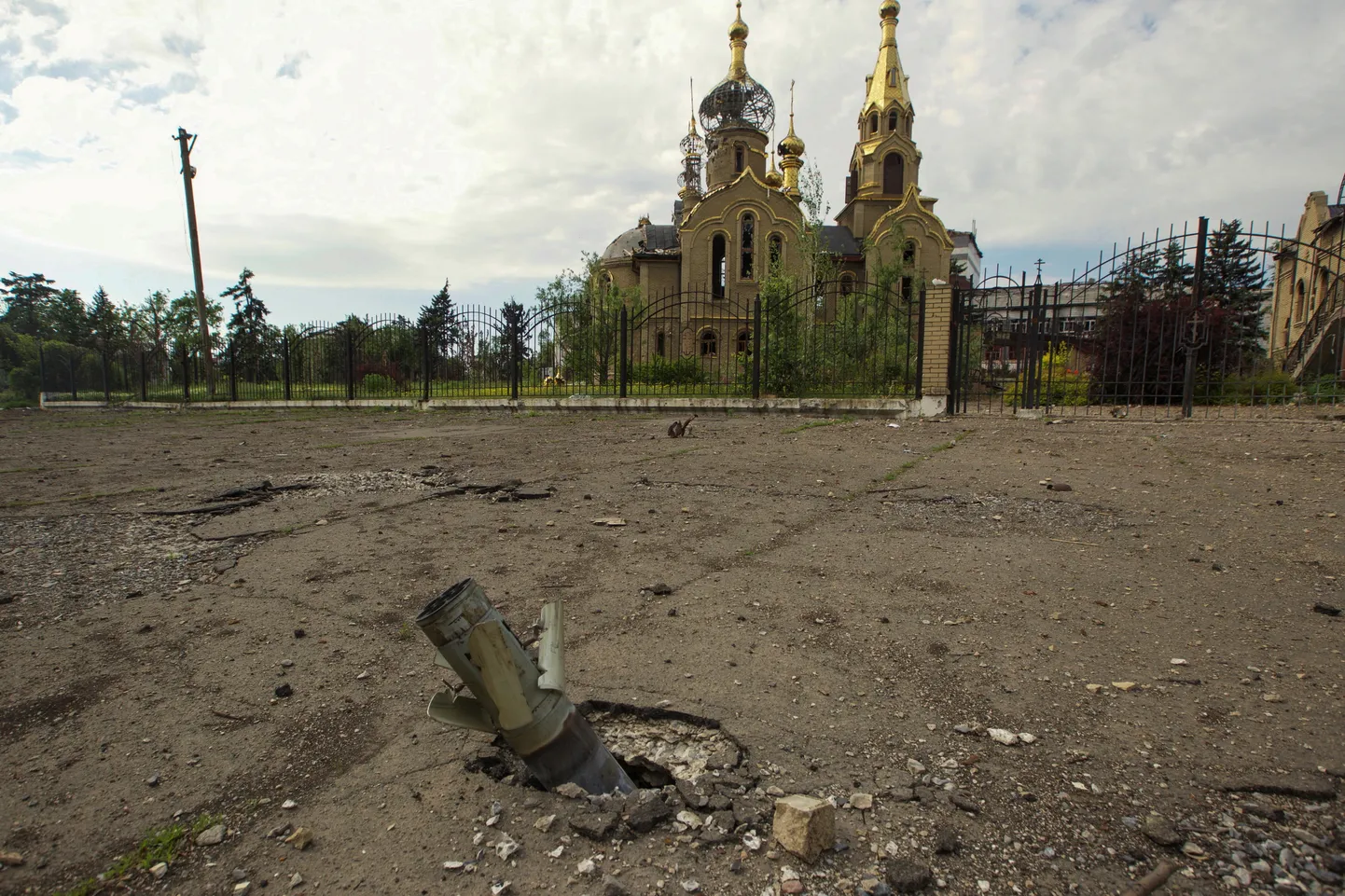 Снаряд реактивной системы залпового огня в Донецкой области. Иллюстративное фото