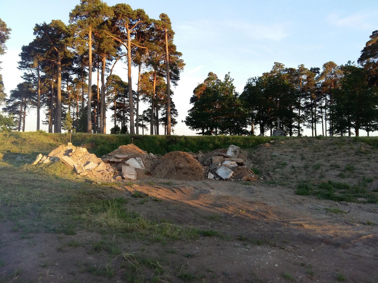 Viru-Nigula vallavalitsus ladestab ehitusjäätmeid vanal sõjaväekalmistul.