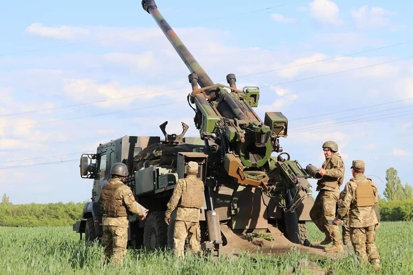 Ukraina sõdurid suurtükki ette valmistamas.