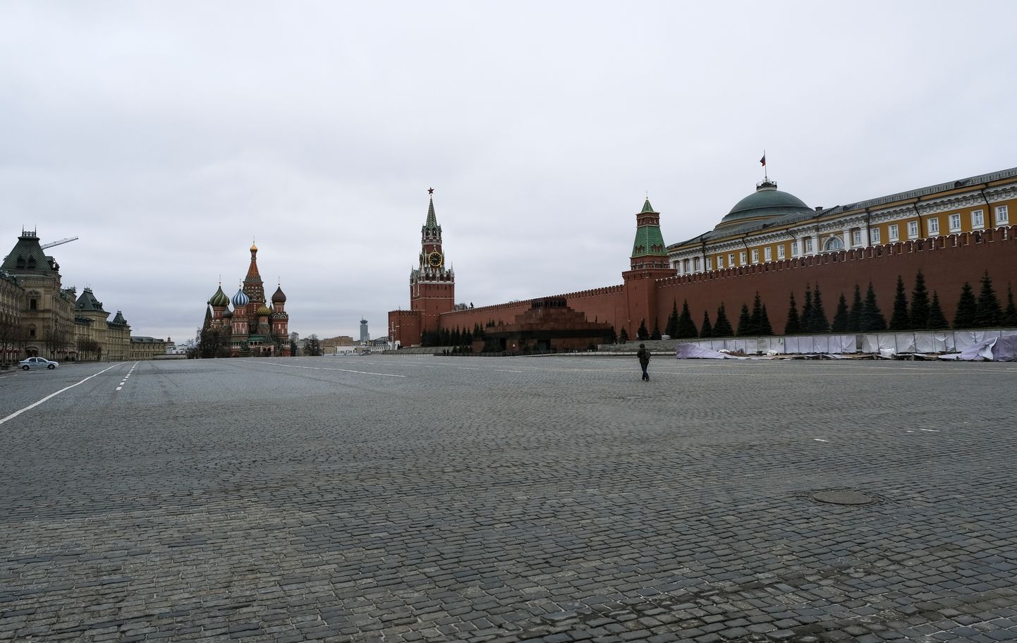 Moskva Punasel väljakul võis täna hommikul näha üksikut jalutajat.