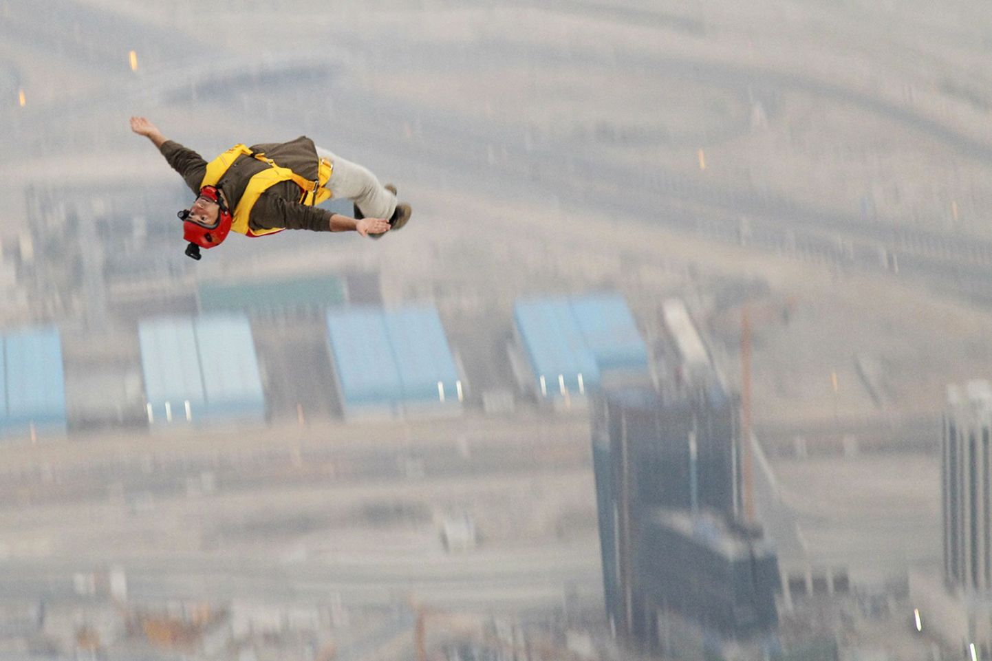 BASE-hüppaja Omar al-Hegelan pärast Burj Khalifalt alla hüppamist vabalangemises