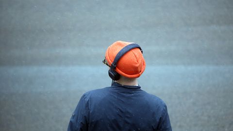 Četrus jauniešus rosina sodīt ar probācijas uzraudzību par vienaudža sišanu un nolaupīšanu, ieslogot bagāžniekā