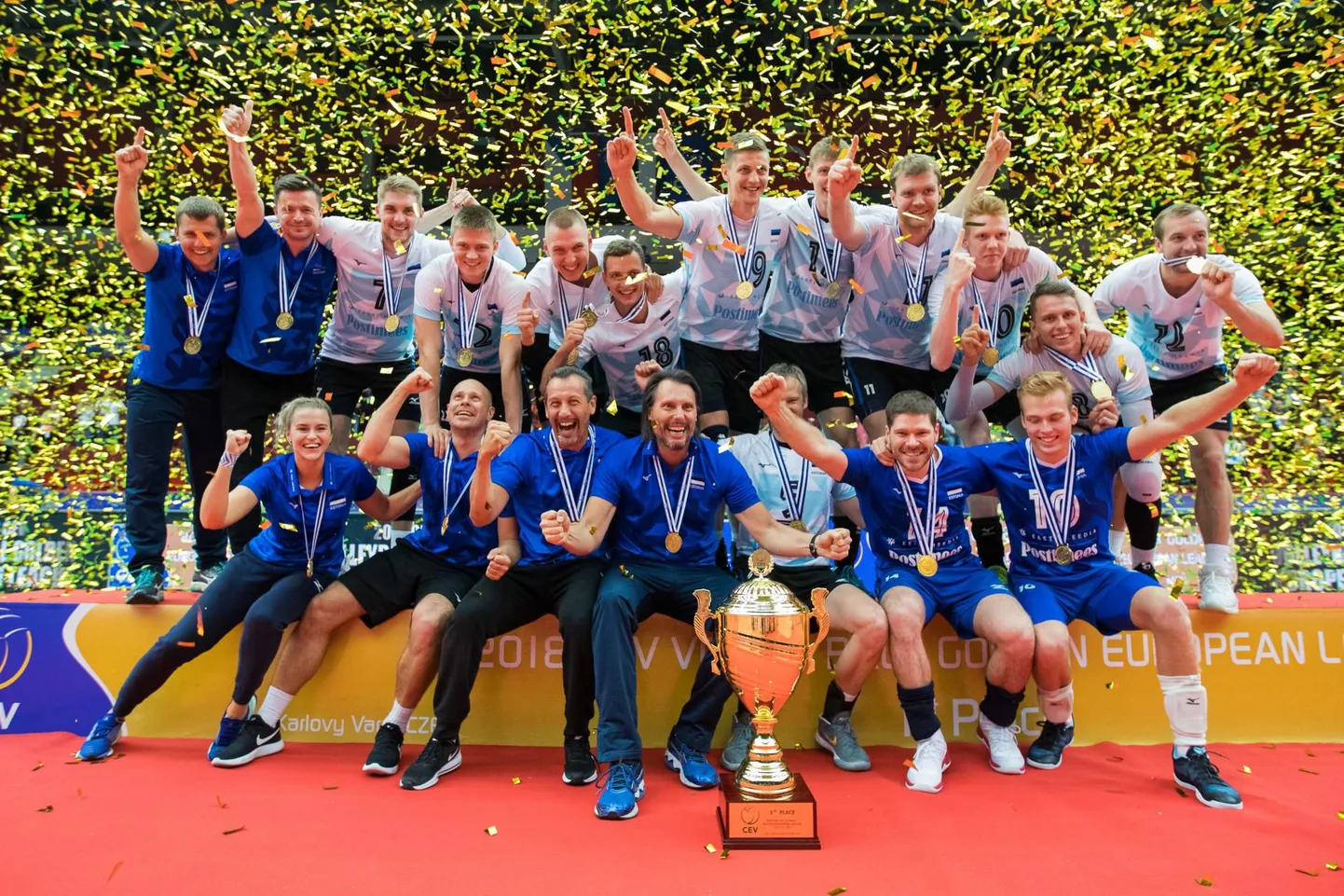 Eesti meeste võrkpallikoondis tähistamas 2018. aasta Euroopa Kuldliiga triumfi.