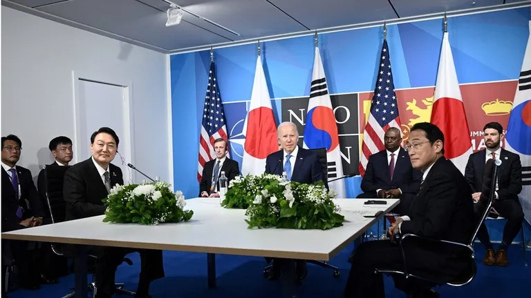 Президент США Джо Байден вместе с президентом Южной Кореи и премьер-министром Японии.