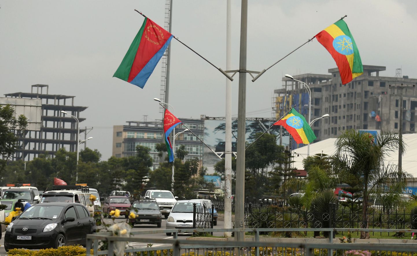 Addis Ababa tänavatel lehvisid juba eile Eritrea presidendi ootuses mõlema riigi lipud.