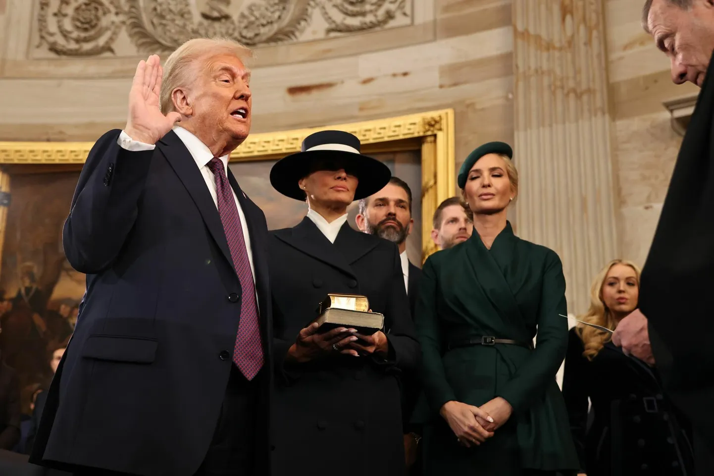 Donald Trump Kapitooliumil ametivannet andmas. Tema kõrval abikaasa Melania Trump, tütar Ivanka Trump, pojad Donald Trump Jr. ja Eric Trump ning tütar Tiffany Trump.