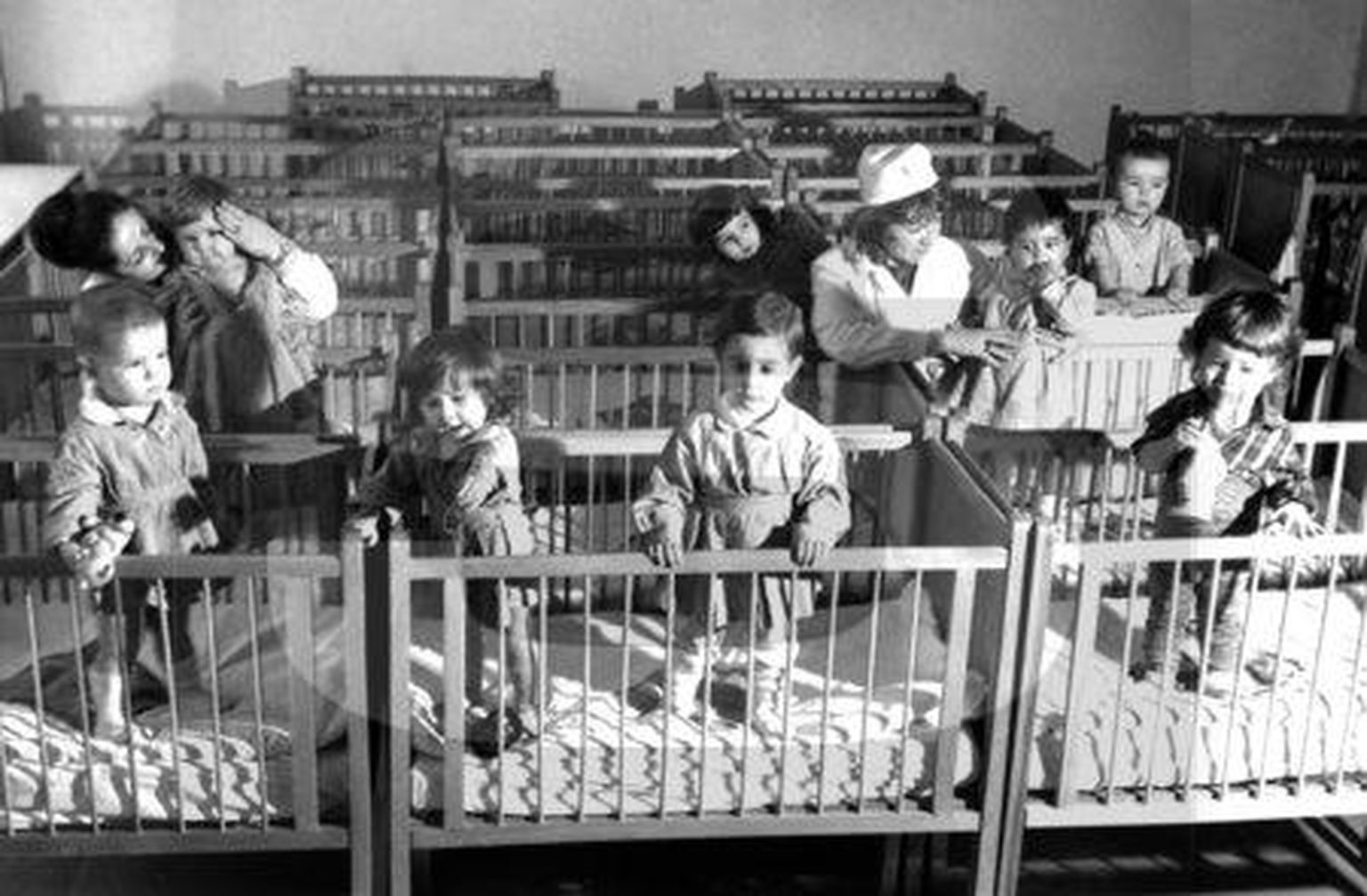 Rumeenia orvud lastekodu võrevoodites 1960ndatel.