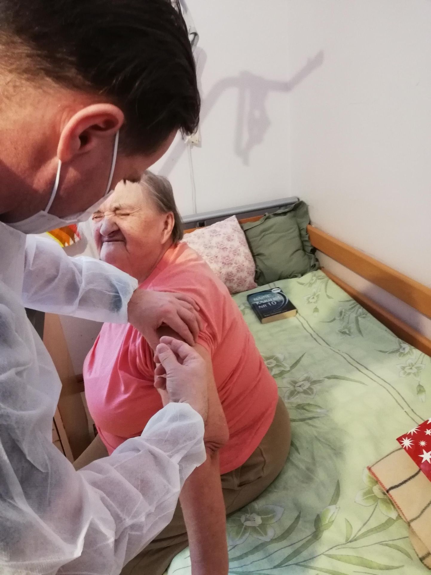 Kadrina hooldekodu elanik Leida Kaasik lasi end eile vaktsineerida, sest usub, et koroonavaktsiin hoiab temast hullu viiruse eemal.