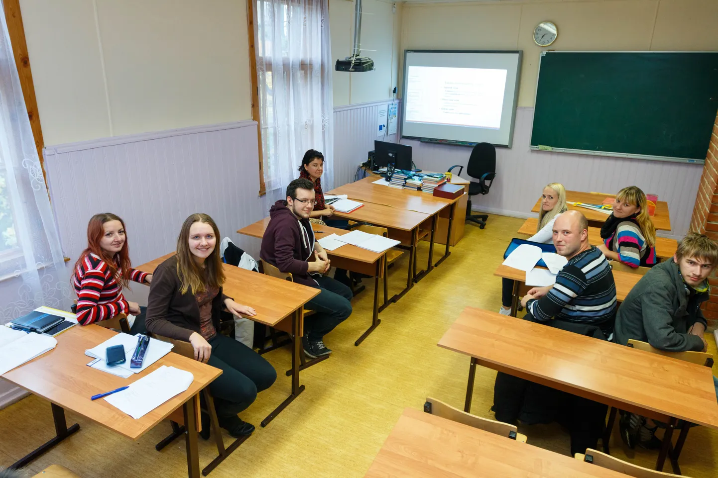 Valga kaugõppegümnaasiumi 12. klassi matemaatikatunnis viibinud õpilased kinnitasid, et õppida pole kunagi hilja.