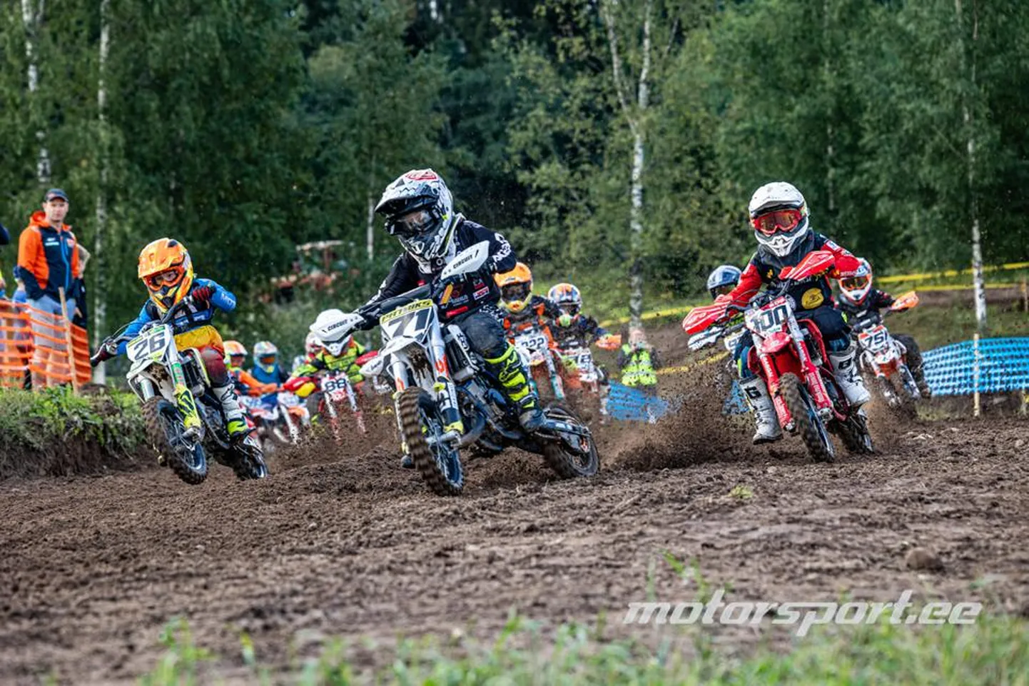Noored motomehed sööstavad rajale.