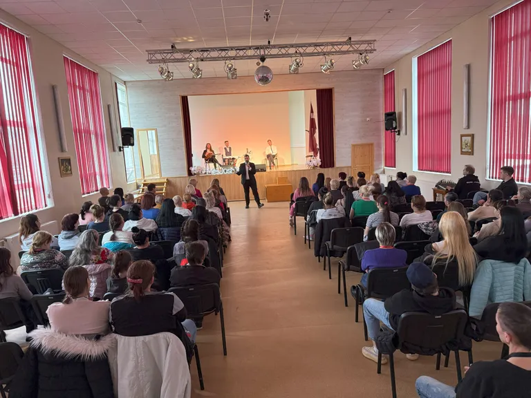 "Mēs jūs mīlam" uzstājas Iļguciema sieviešu cietumā