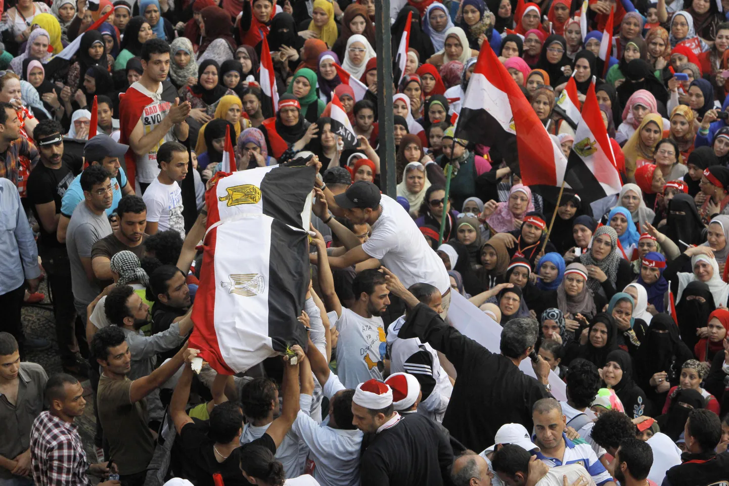 Olukord Egiptuses muutus kolmapäeva õhtul rahutuks: sõjavägi tõi Kairo tänavatele soomukid ning president Morsi nõunik süüdistas armeed riigipöörde läbiviimises. Viimastel andmetel on armee teatanud, et võimuvahetusega kaasneb mõneks ajaks võimu minek ajutise valitsuse kätte, sellele järgnevad aga peatselt uued presidendi- ja parlamendivalimised.