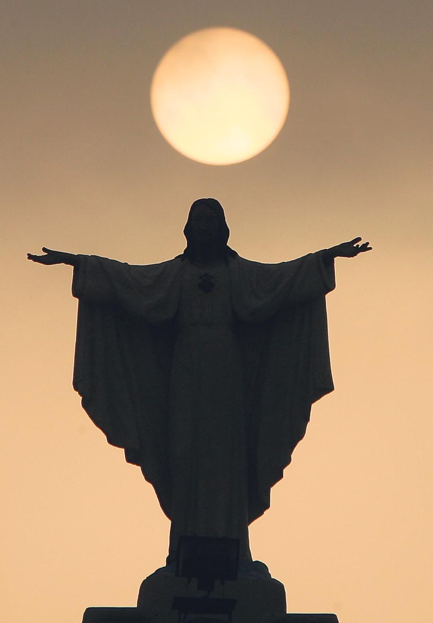 Ülestõusnud Jeesuse skulptuur Manilas.