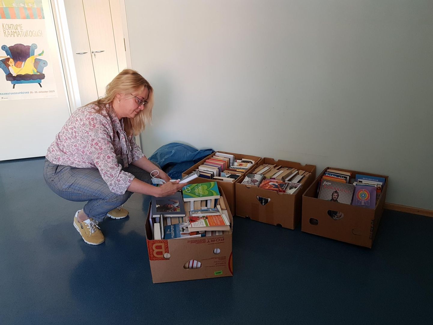 Järvama keskraamatukogu direktor Jane Kiristaja hindab annetusena toodud raamatud uueks ja vähekasutatuks.