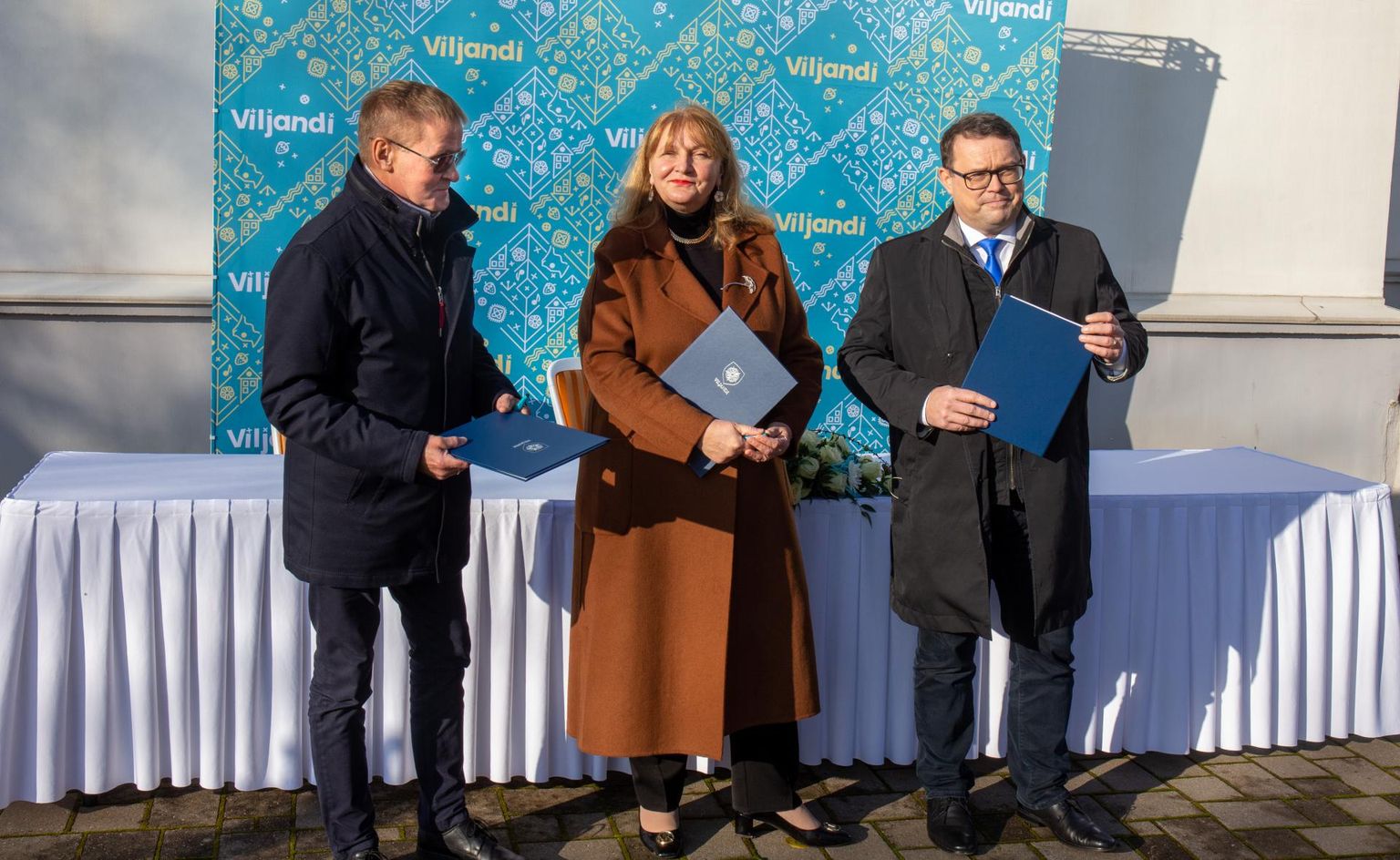 Viljandi koalitsioonileppele kirjutasid alla (vasakult) Jaak Aab Keskerakonnast, Helmen Kütt valimisliidust Südamega Viljandis ja Madis Timpson Reformierakonnast. Leppe järgi jääb linnapea koht Timpsonile, Kütt saab volikogu esimeheks.