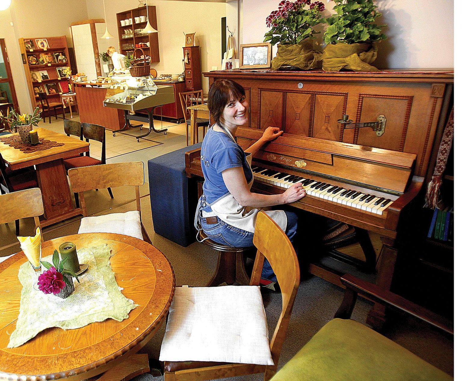 Klaver ei ole ainult iluasi, kohviku perenaise Birjo Urbase sõnul on see häälestatud ja igaüks võib mängida.