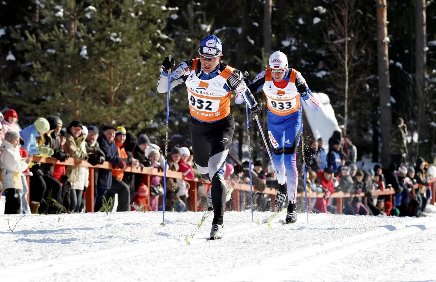 Albu suusavõistluse peakangelane Jaak Mae rühib enam kui 2000 pealtvaataja ergutusel ees ja Vassili Rotšev tema kannul. Lõpuks läheb Venemaa suusakuulsus oma teed ja võidab Jaak Mae karika.
