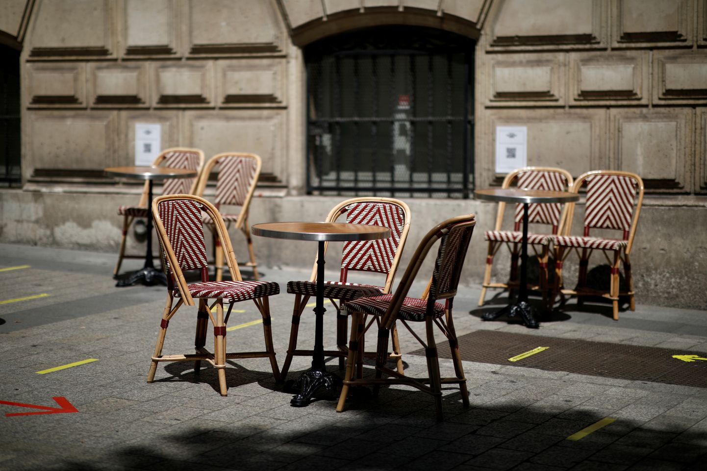 Kafejnīcas galdi un krēsli uz ielas. Ilustratīvs attēls