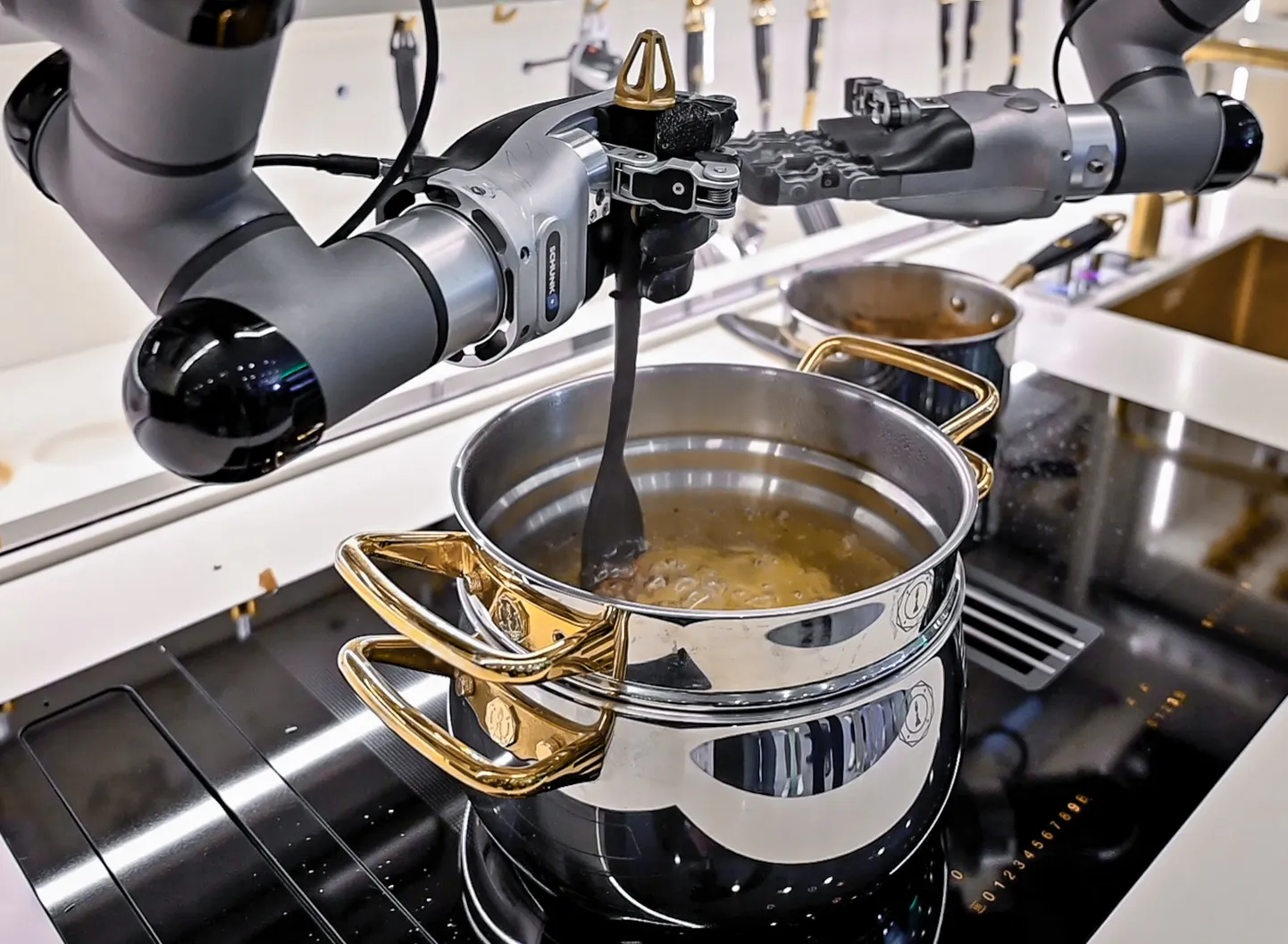 Шеф-робот, реализующий до 5000 рецептов, Moley Robotics, London, 2020.