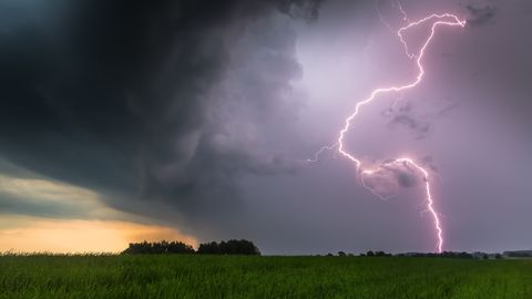 В субботу на востоке Латвии ожидаются сильные дожди и грозы