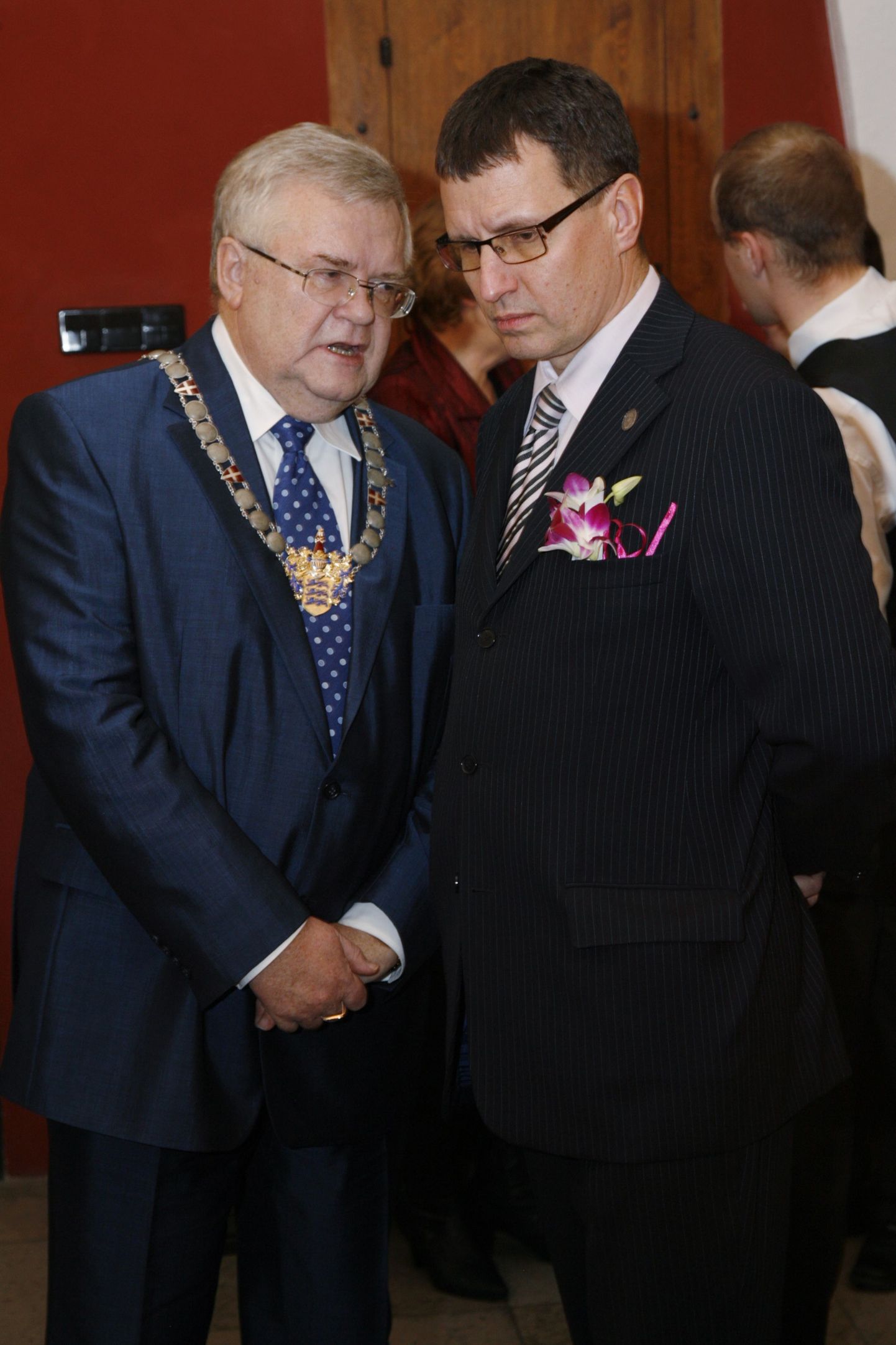 Tallinna linnavolikogu esimees Toomas Vitsut (paremal) koos linnapea Edgar Savisaarega.